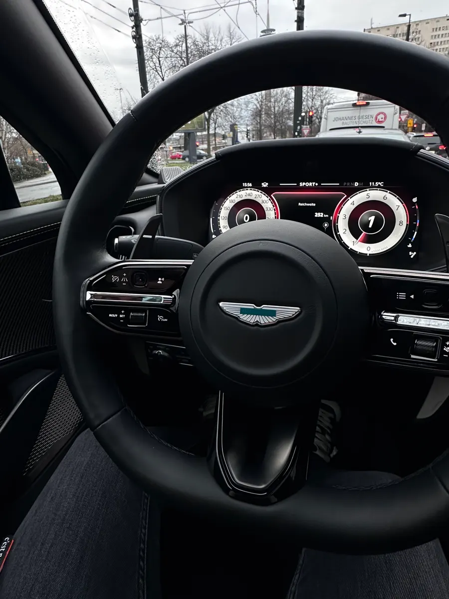 Blick auf Lenkrad und Cockpit eines Aston Martin