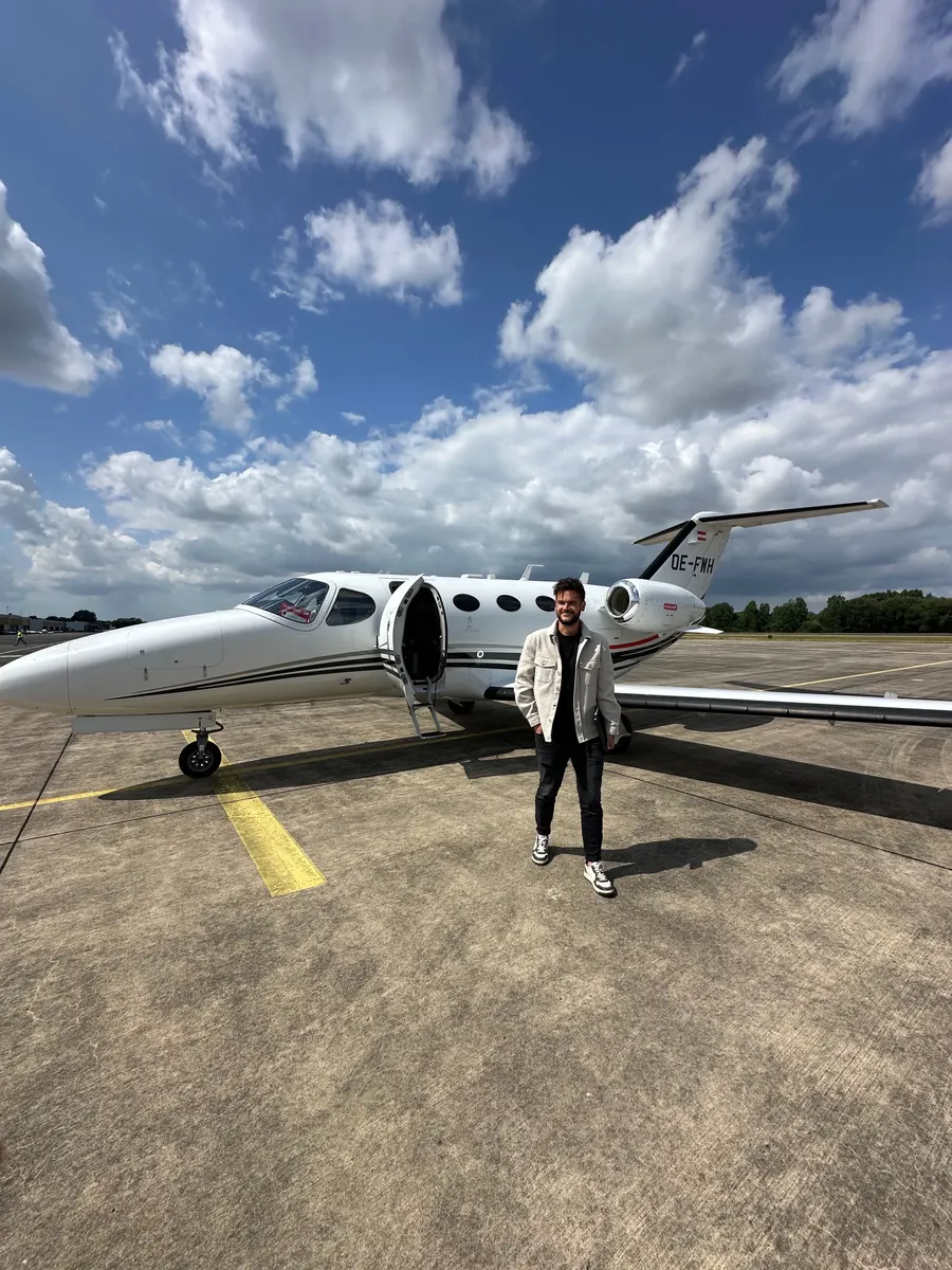 Privatjet mit geöffneter Tür auf dem Rollfeld