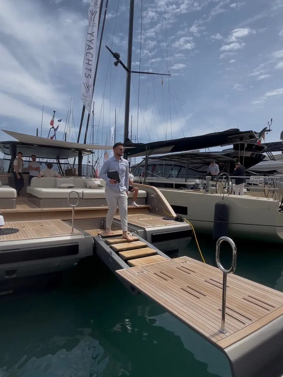 Berater auf dem Steg einer Yacht